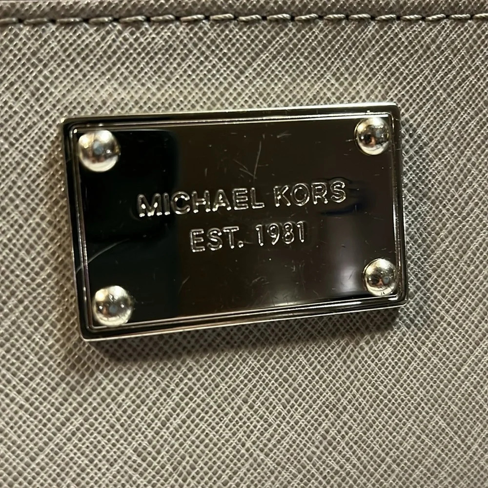 MICHAEL KORS BIFOLD SNAP WALLET/ WRISTLET in GUC - Picture 3 of 16